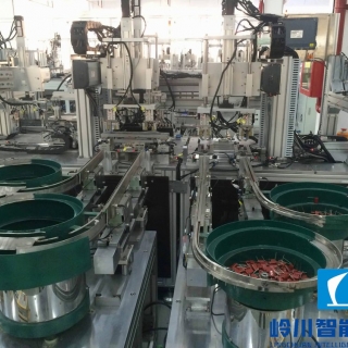 汽车大灯生产线